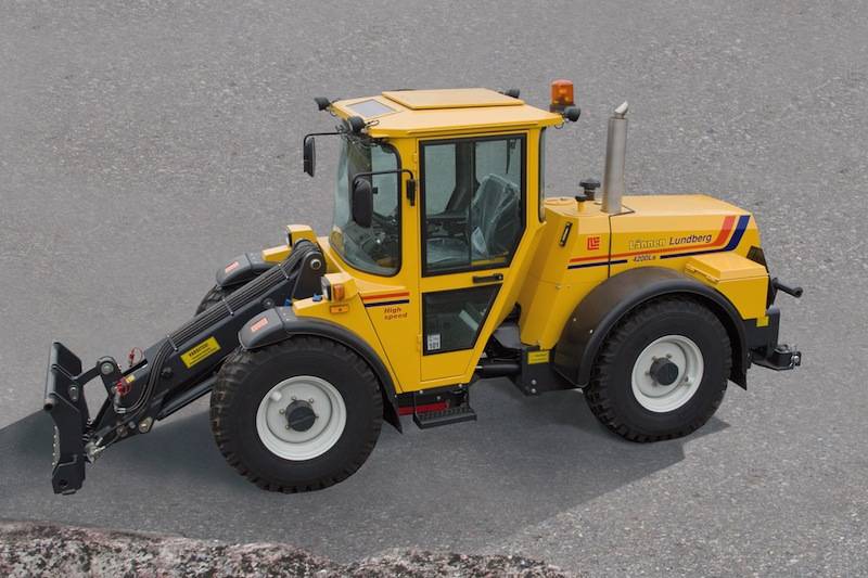Многофункциональная коммунальная машина “Lännen Lundberg 4200Ls”