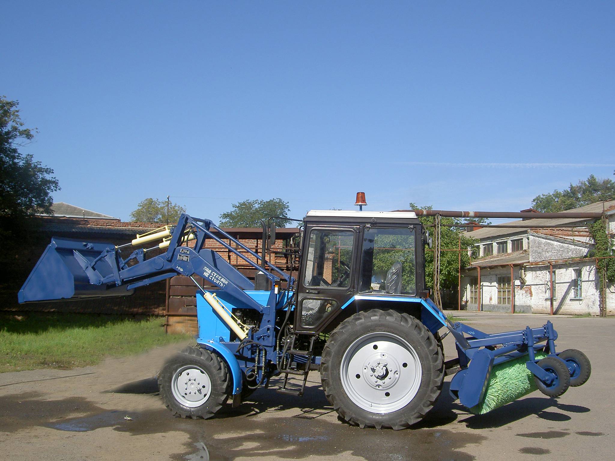 Машина уборочно-погрузочная на базе трактора МТЗ 80.1 (с погрузчиком и щёткой)