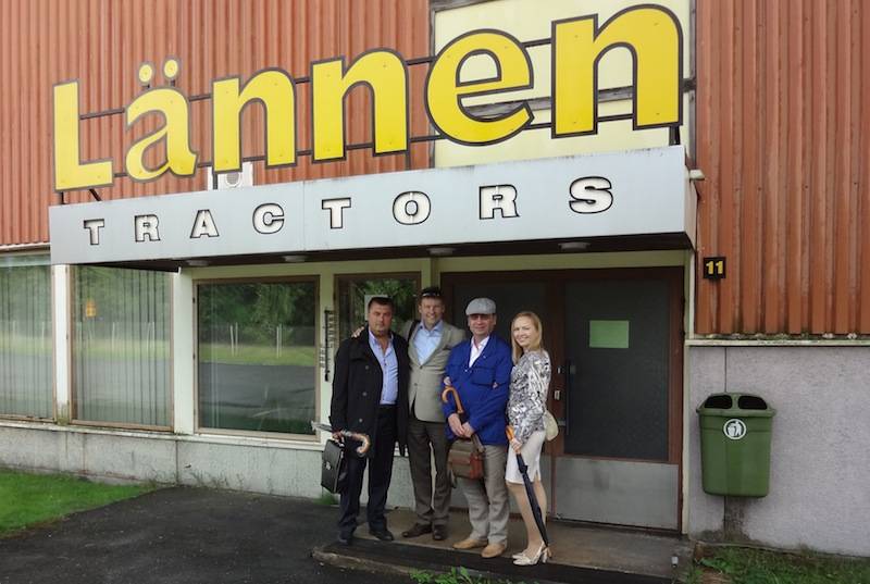 У входа в здание “Lännen Tractors”